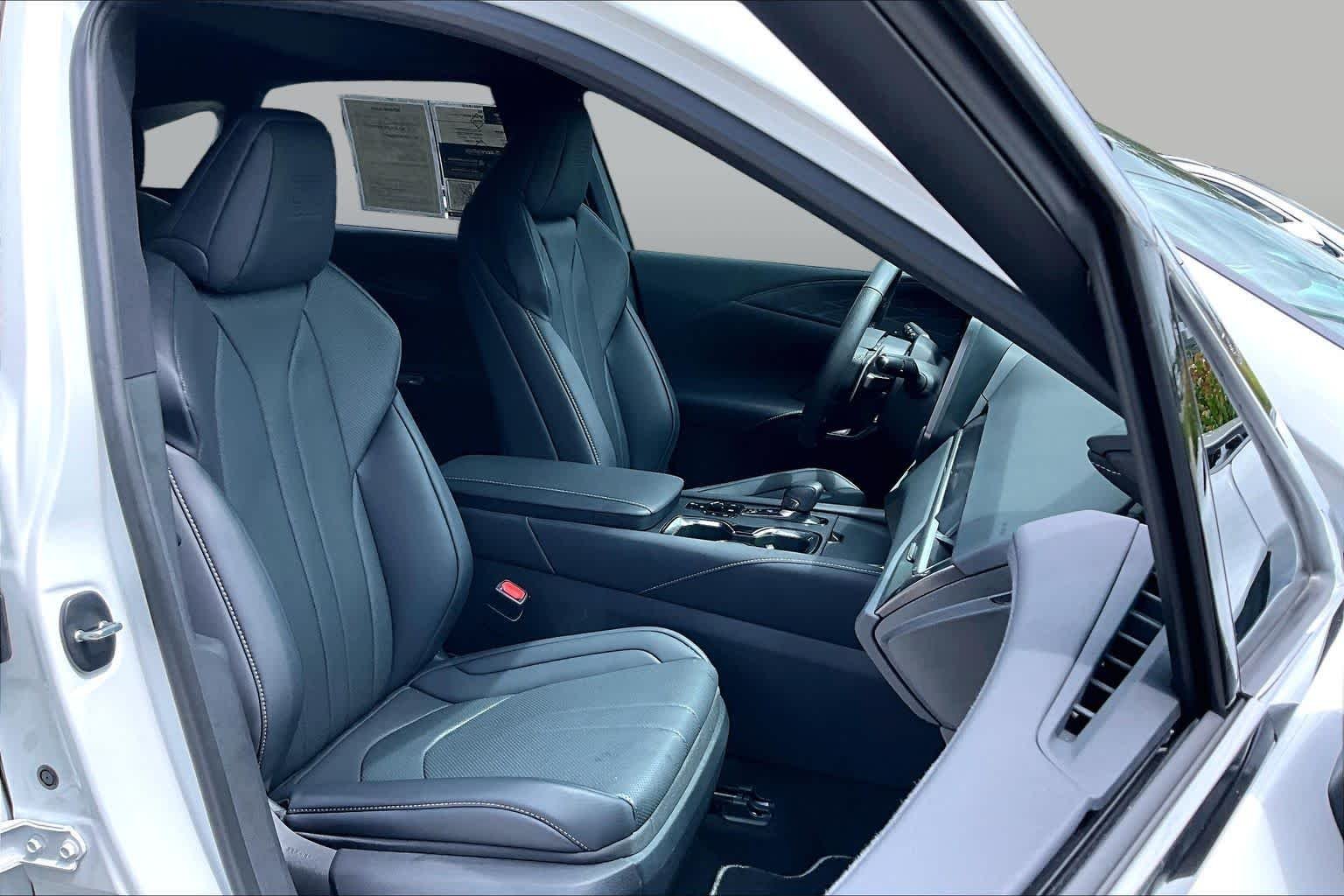 Used 2024 Ultra White Lexus F SPORT Handling image 9
