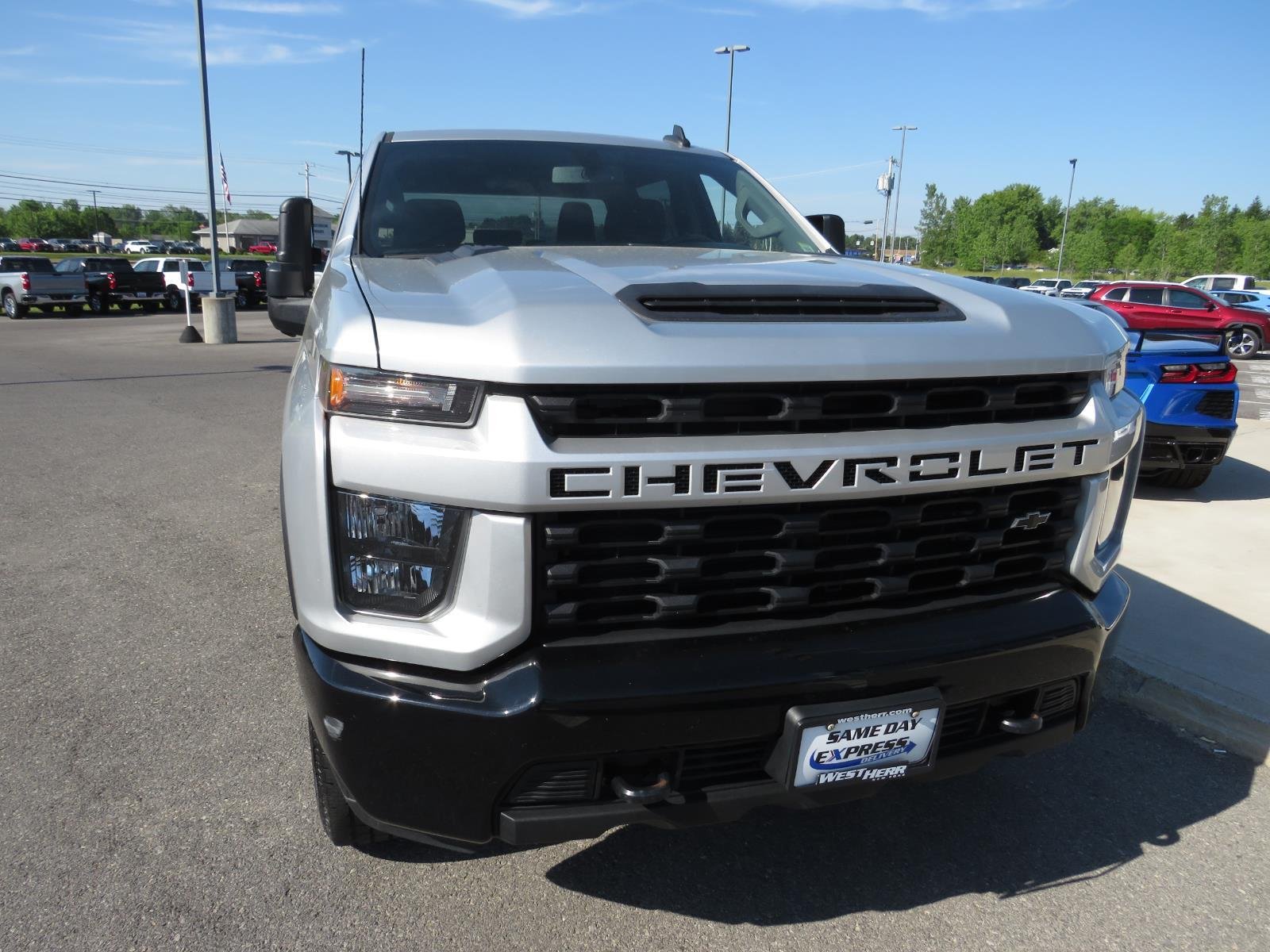 Used 2021 Silver Ice Metallic Chevrolet Custom image 5