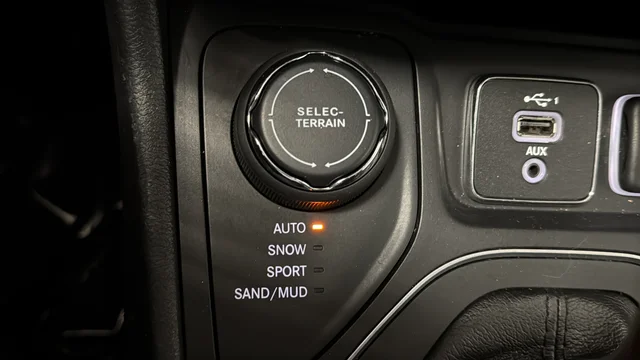 Used 2020 Billet Silver Metallic Jeep Latitude image 30