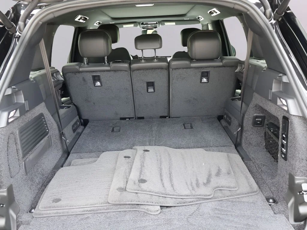 Certified Used 2025 Santorini Black Land Rover SE image 15