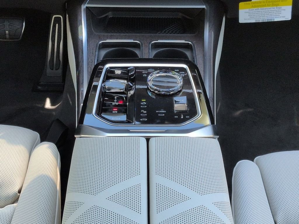 New 2026 Oxide Grey Metallic BMW 760i xDrive image 19