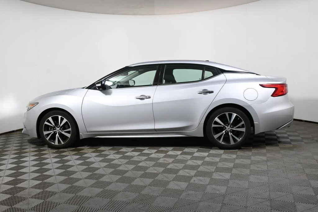 Used 2017 Silver Nissan Platinum image 2