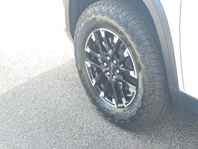 Used 2026 Polar White Tricoat Chevrolet Z71 image 12