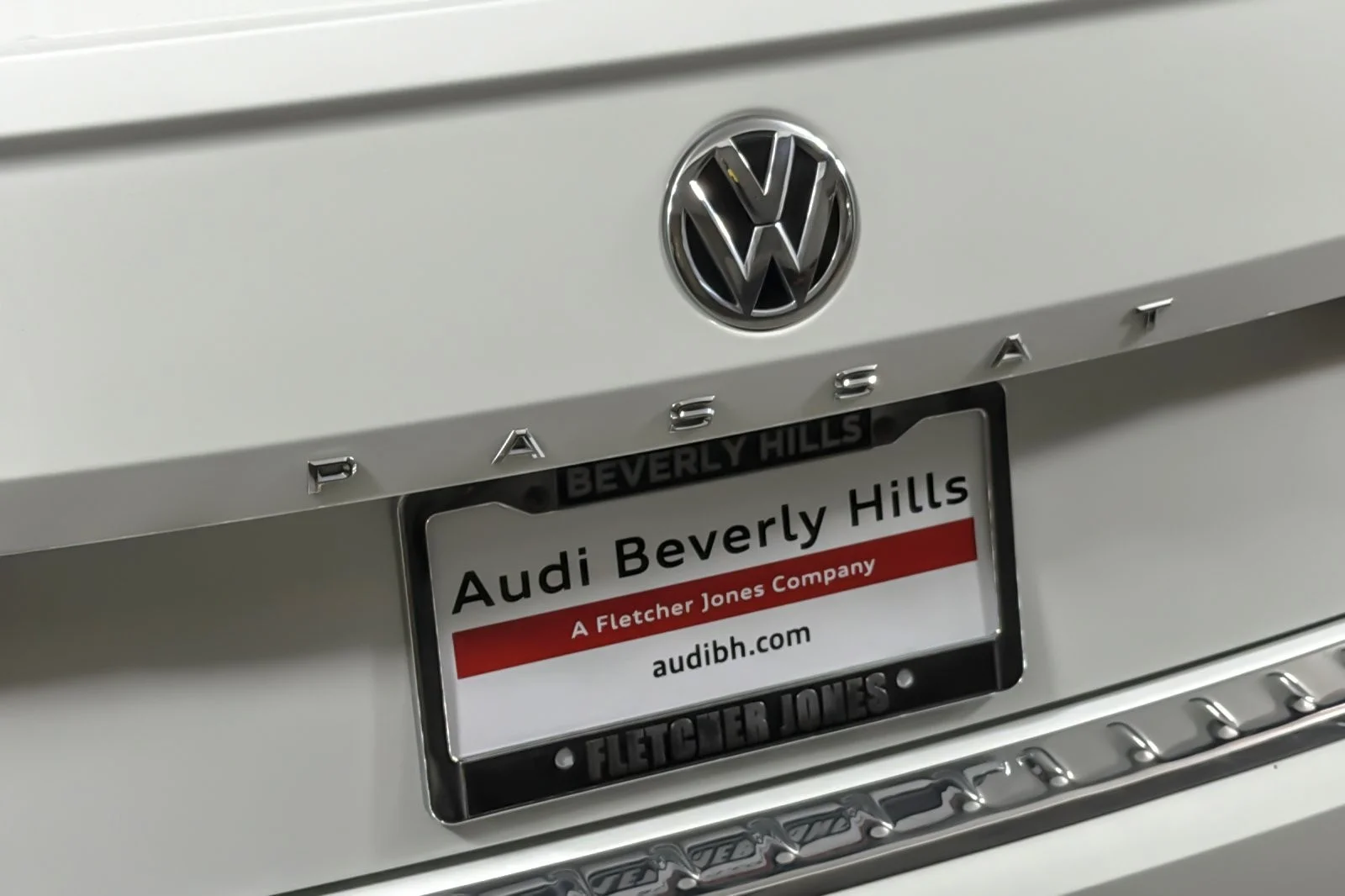 Used 2022 Pure White Volkswagen 2.0T SE Auto image 25