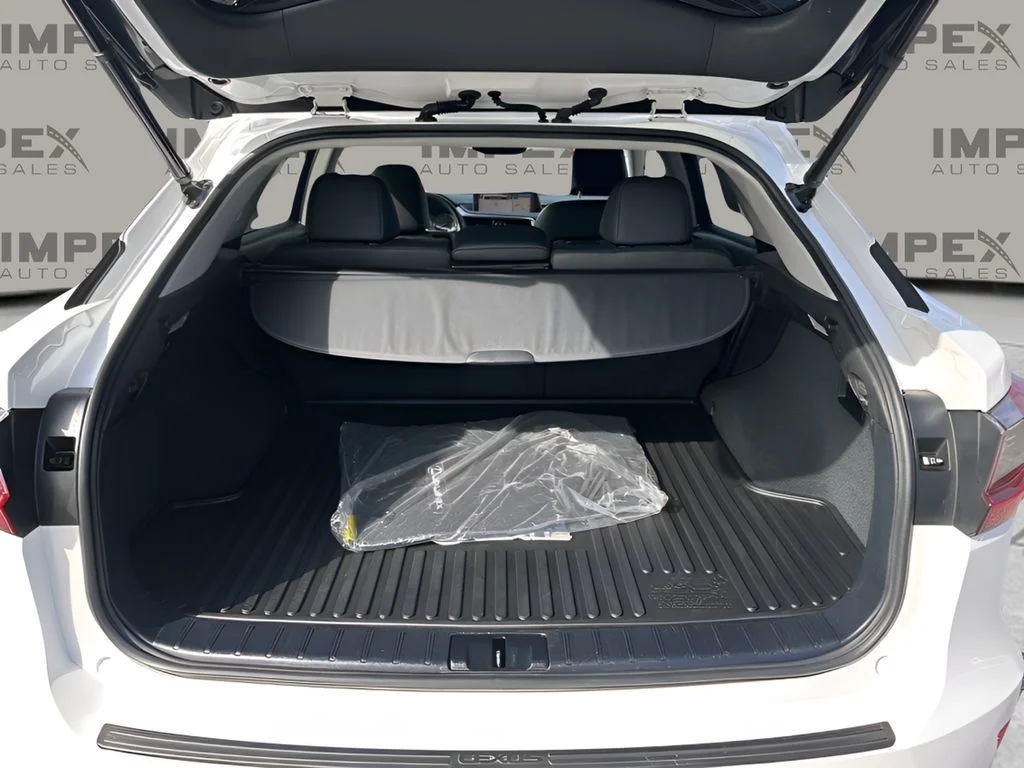 Used 2018 White Lexus 450h image 27
