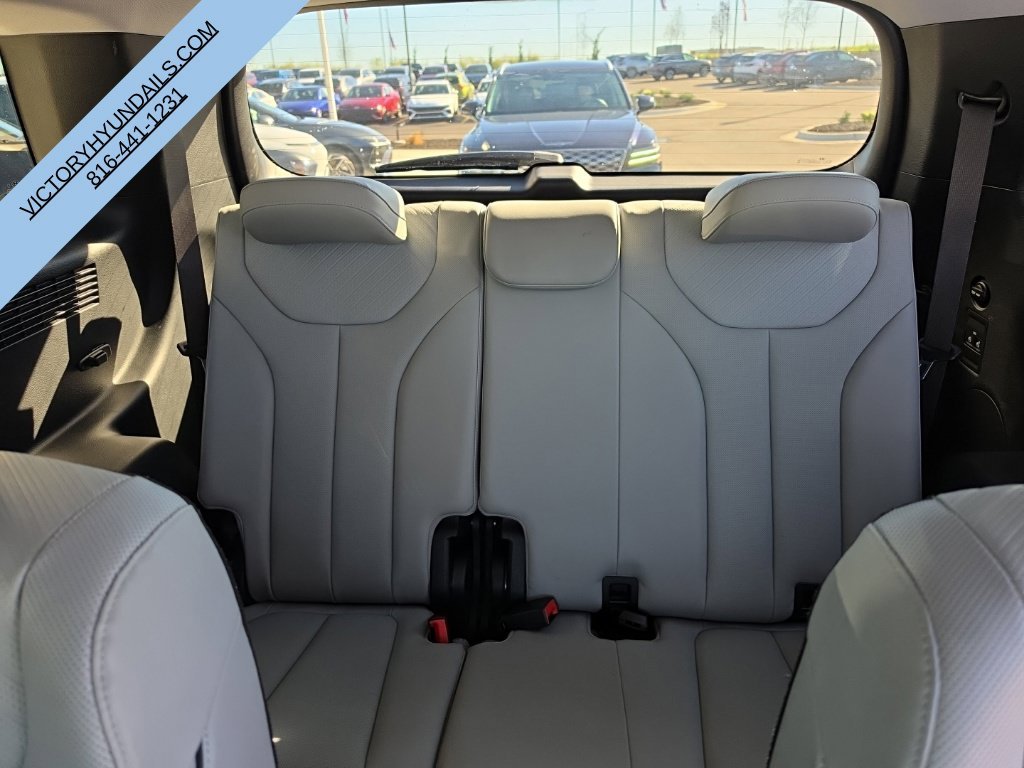 Used 2025 White Hyundai SEL image 29