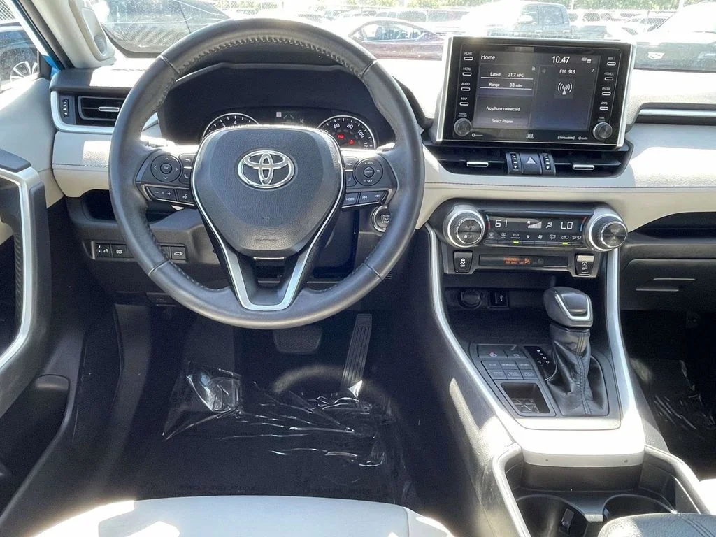 Used 2021 Blue Toyota XLE Premium image 17