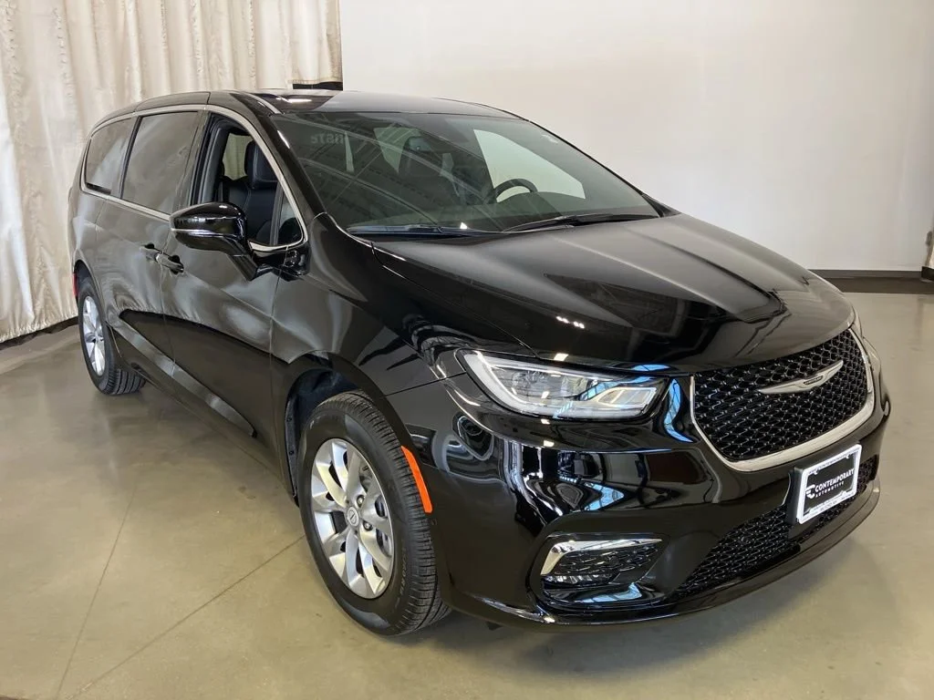 2026 Chrysler Pacifica Select AWD's photo