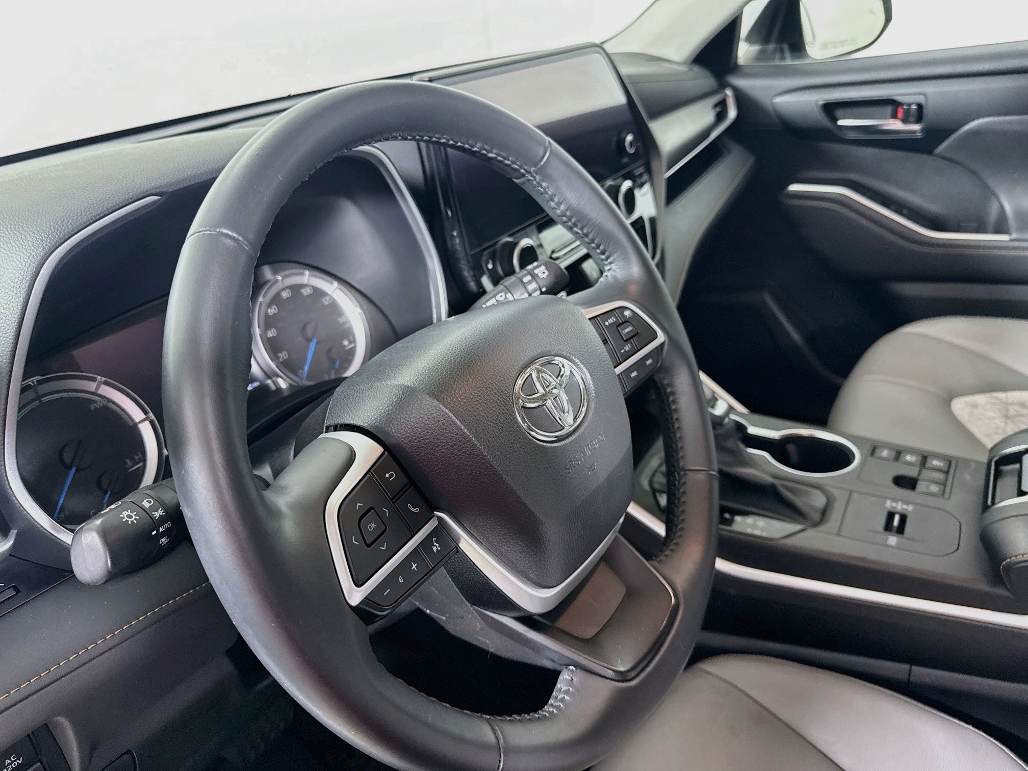Used 2023 Wind Chill Pearl Toyota Hybrid Bronze Edition image 9