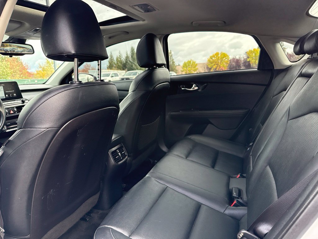 Used 2021 Snow White Pearl Kia EX image 19
