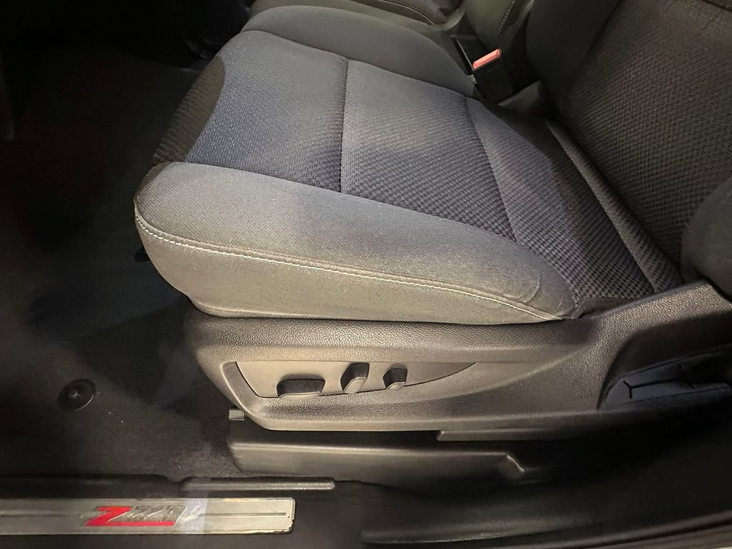Used 2019 SILVER ICE METALLIC Chevrolet LT image 19