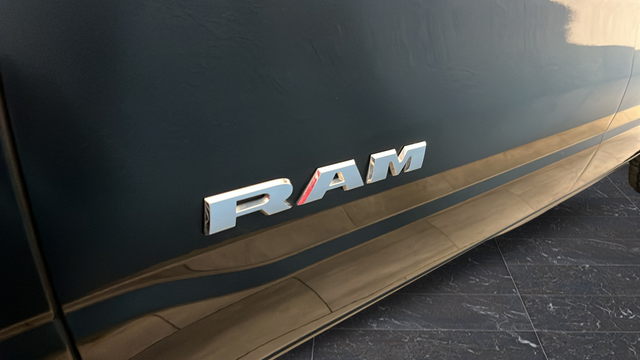 Used 2019 Diamond Black Crystal Pearlcoat Ram Laramie image 41