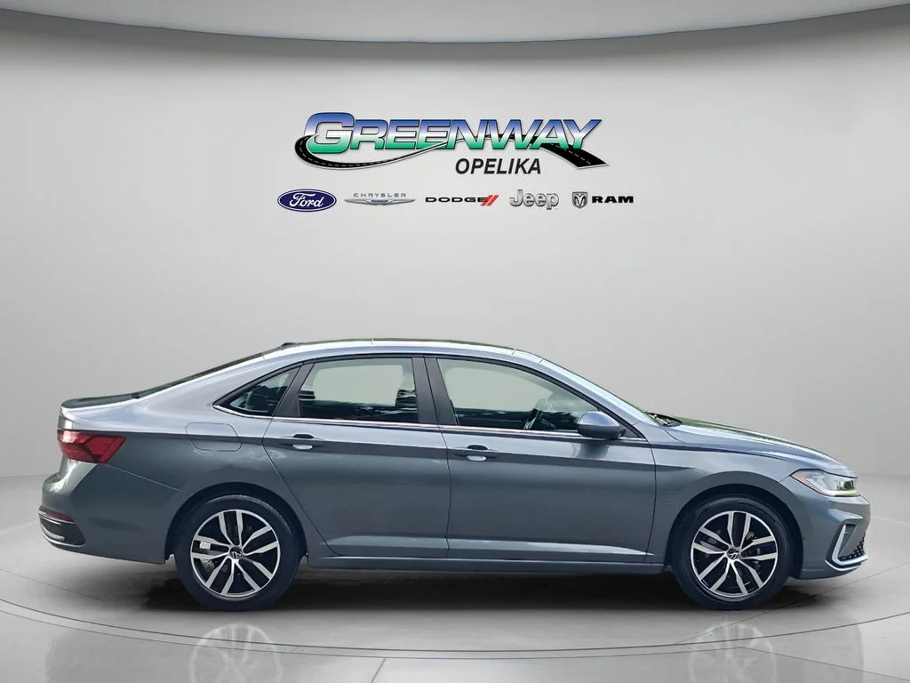 Used 2025 Platinum Gray Metallic Volkswagen 1.5T SE image 8