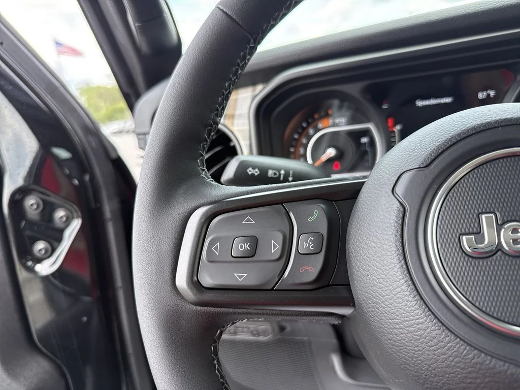 New 2026 Black Clear-Coat Exterior Paint Jeep  image 17