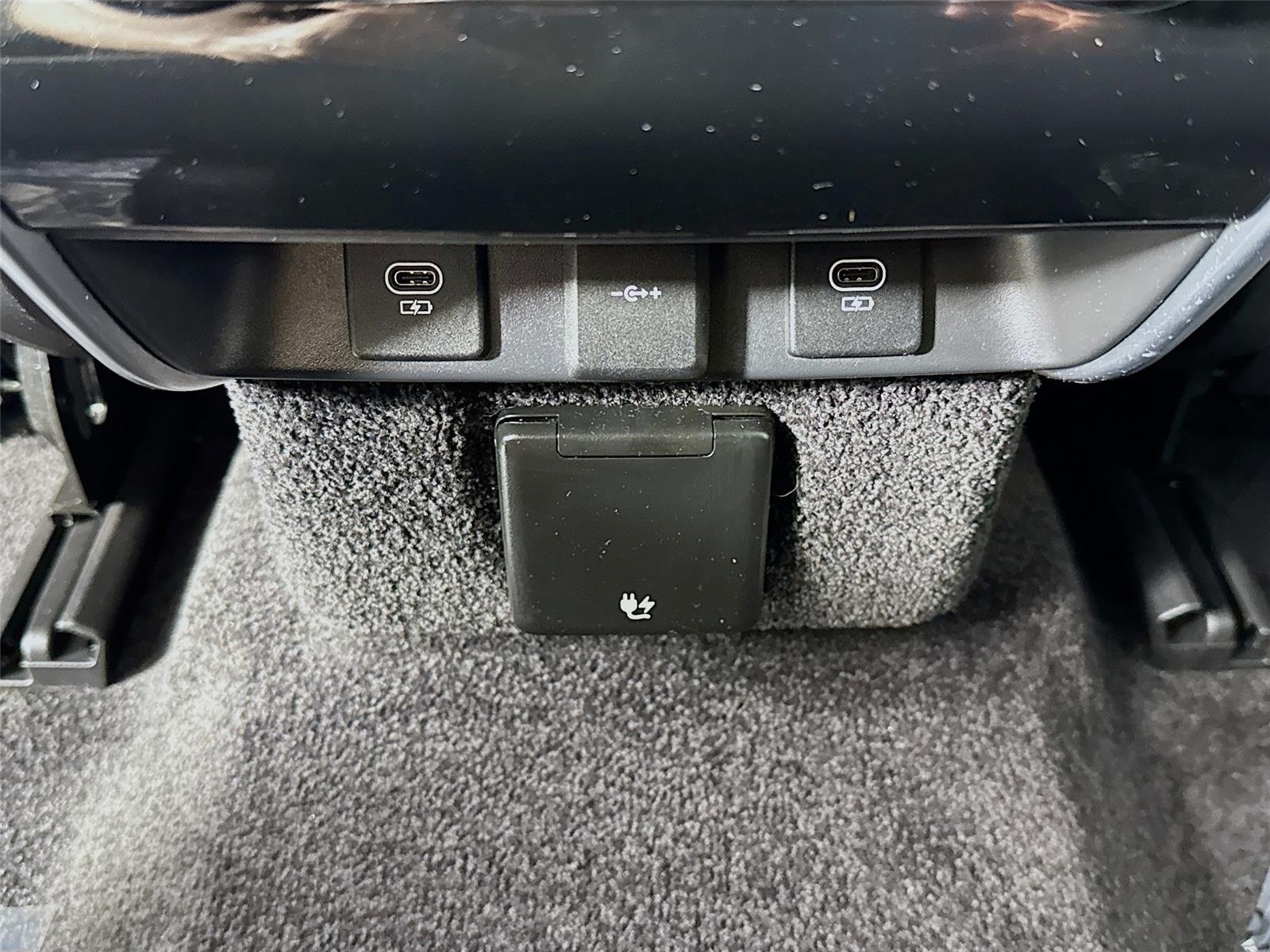 Used 2023 Charente Gray Premium Metallic Land Rover SE image 28