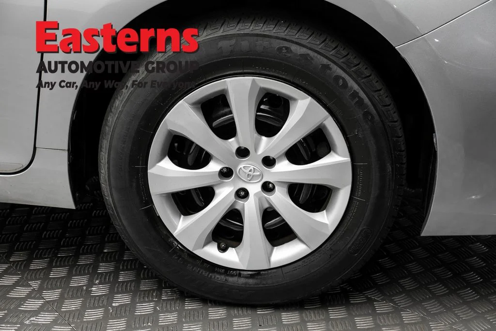 Used 2015 Silver Toyota LE image 30