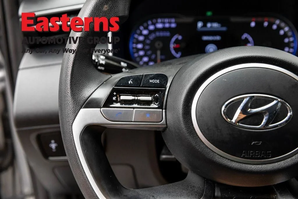 Used 2022 Silver Hyundai SEL image 17