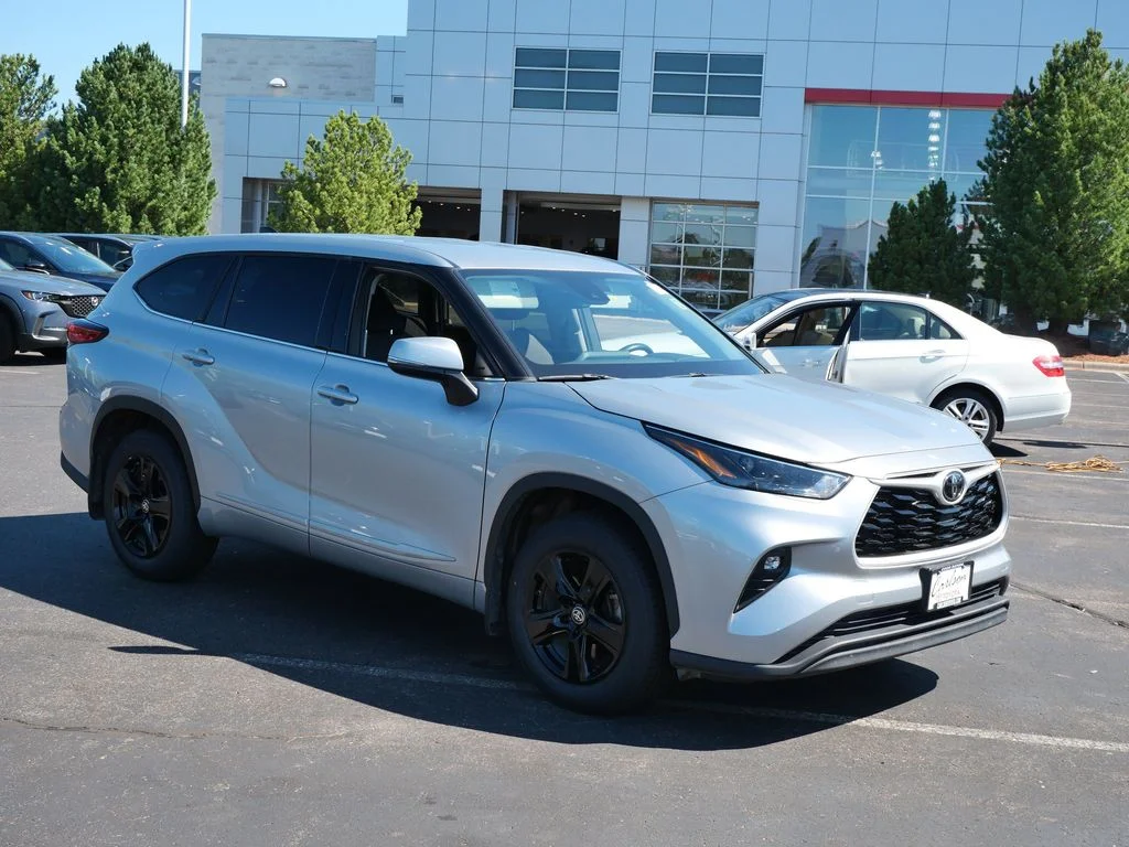 Used 2022 Toyota Highlander LE with VIN 5TDBZRBH6NS253009 for sale in Minneapolis, Minnesota