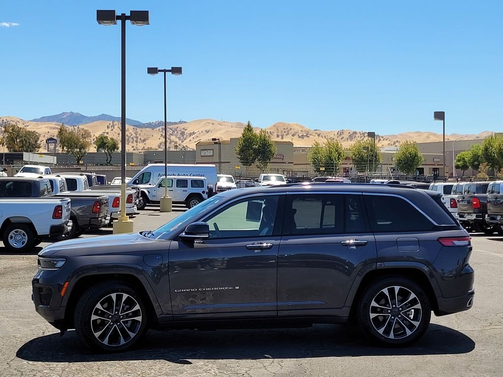 Used 2023 Gray Jeep Overland 4xe image 7