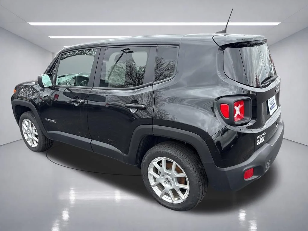 Used 2023 Black Clearcoat Jeep Latitude image 4