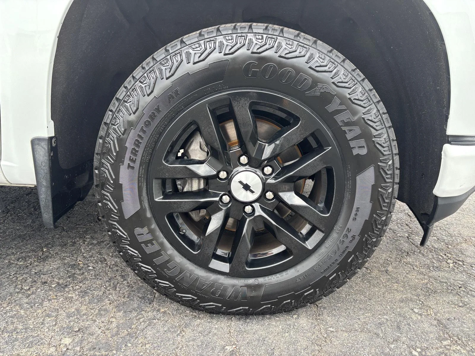 Used 2021 SUMMIT WHITE Chevrolet RST image 9