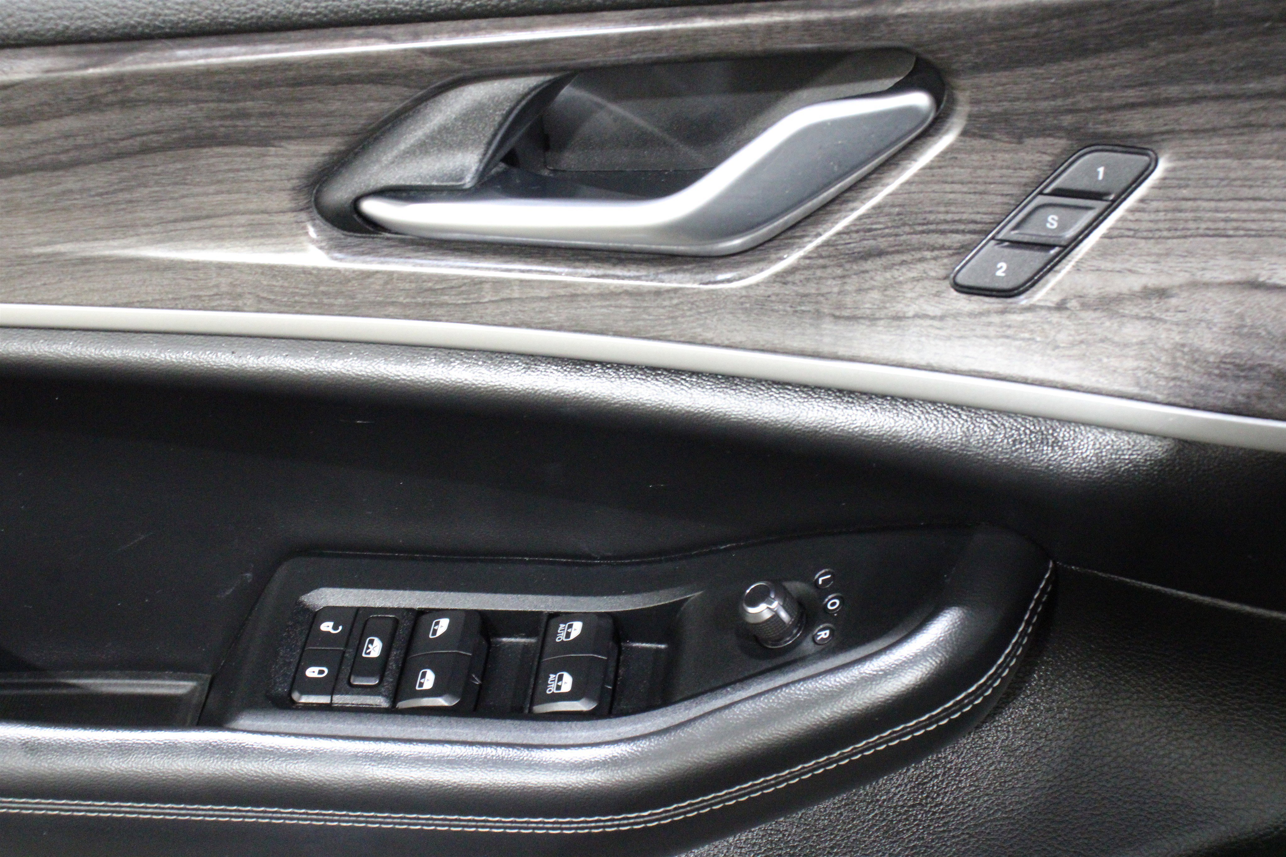 Used 2023 Diamond Black Crystal Pearlcoat Jeep Limited image 7