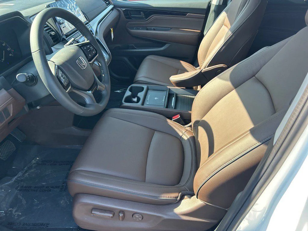 Used 2025 White Honda Touring image 5
