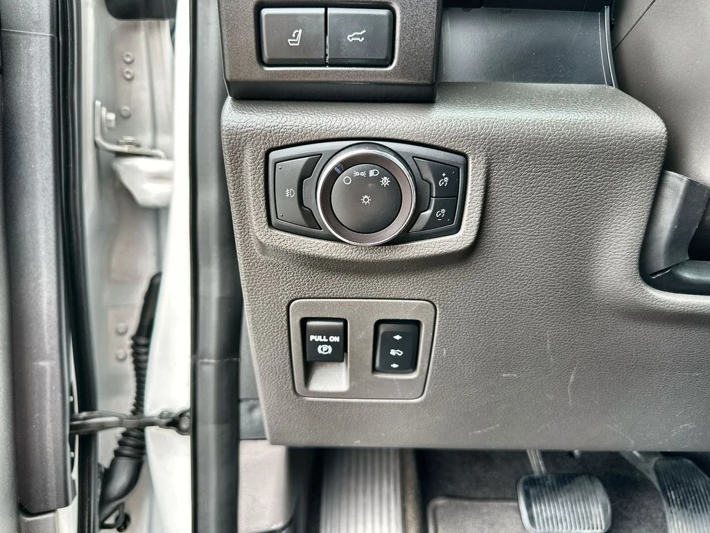 Used 2019 White Platinum Metallic Tri-Coat Ford Limited image 18
