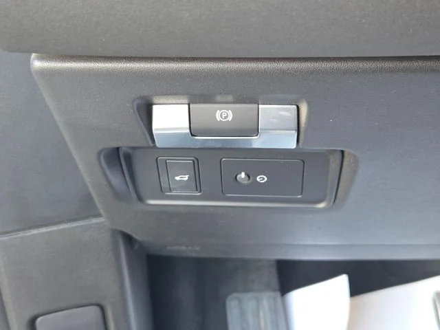 Used 2020  Land Rover R-Dynamic SE image 27
