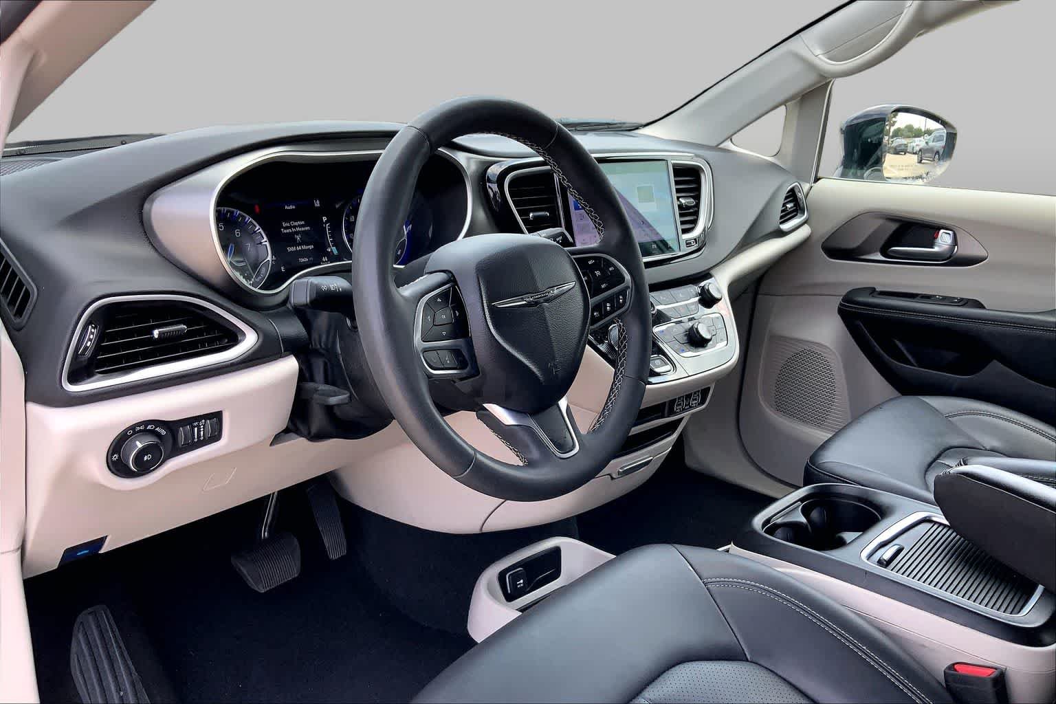 Used 2024 Bright White Clearcoat Chrysler Touring L image 17