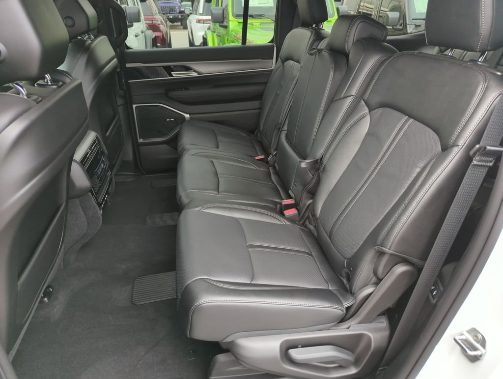 New 2026 Bright White Clear-Coat Exterior Paint Jeep Limited Altitude image 28