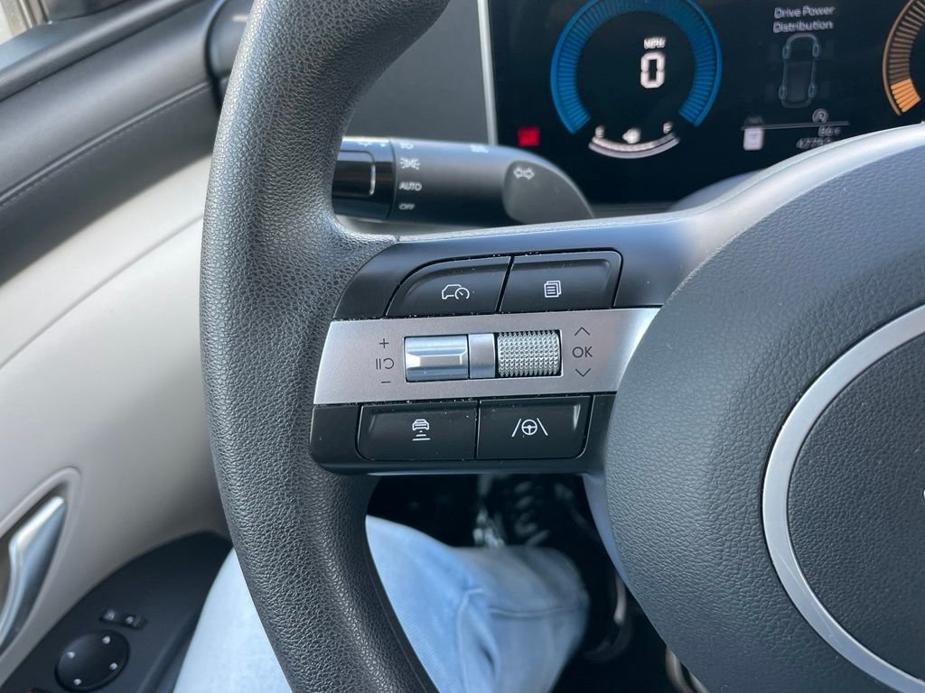 Used 2025 White Hyundai SEL image 19