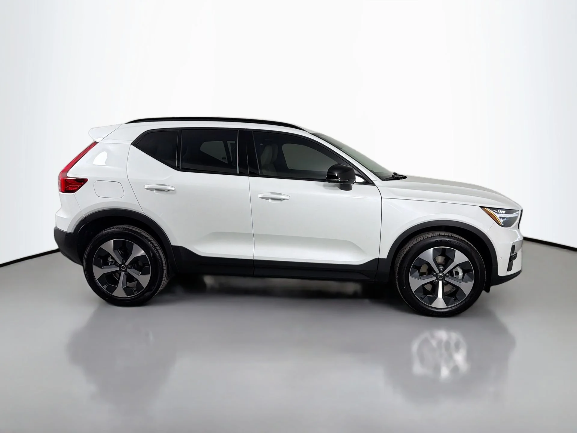 New 2026 Crystal White Volvo Plus image 4