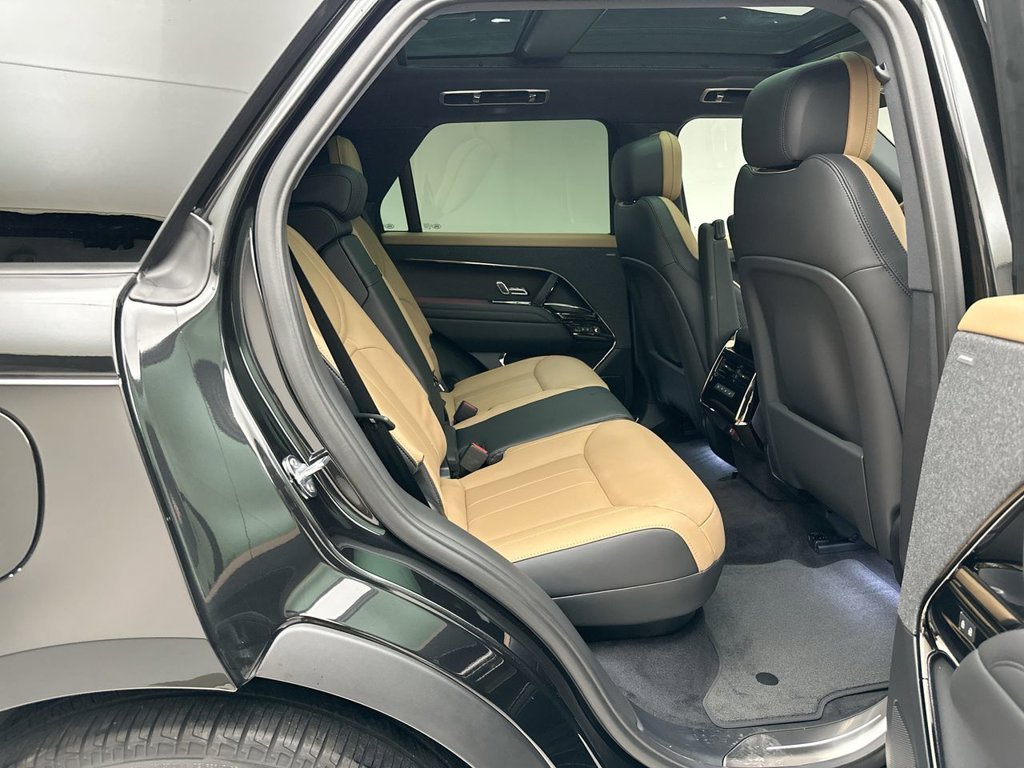 New 2027 Santorini Black Land Rover Dynamic SE image 7