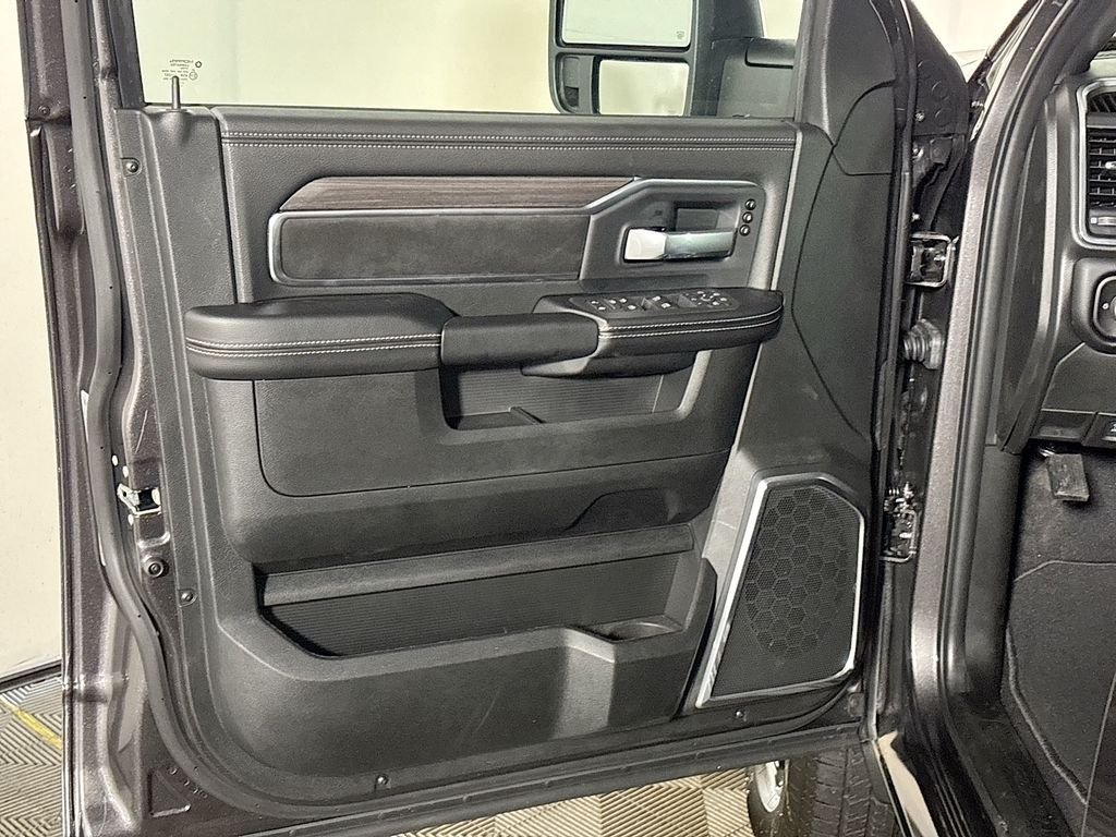 New 2026 Granite Crystal Metallic Clear-Coat Exterior Paint RAM Laramie image 10