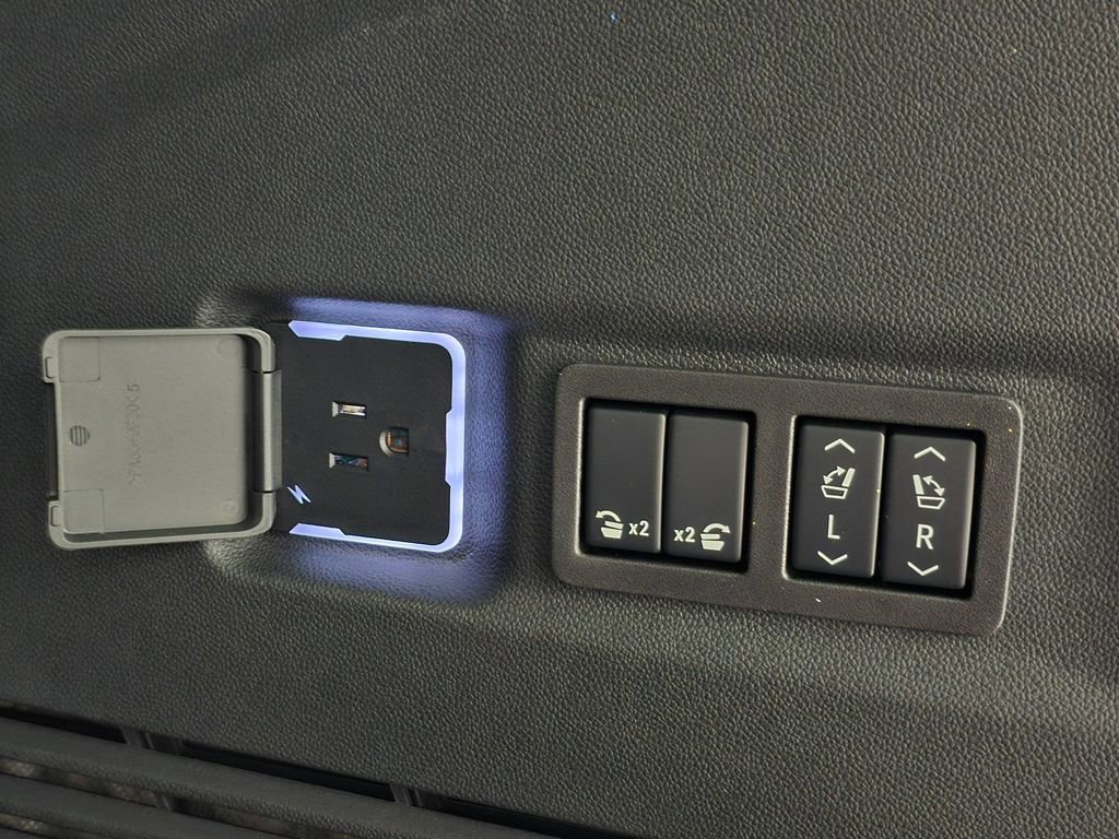2025 Chevrolet Suburban Z71 - Photo 34