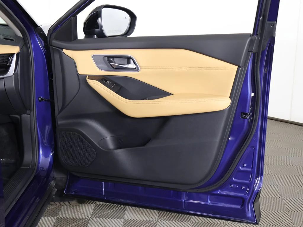 Used 2023  Nissan Platinum image 27