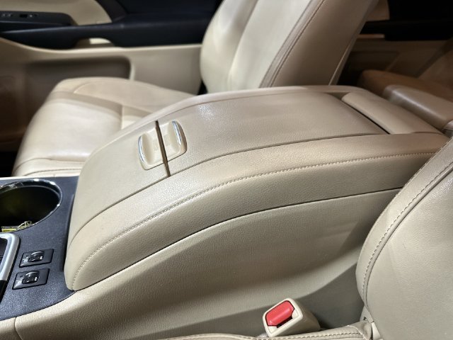 Used 2017 White Toyota XLE image 28
