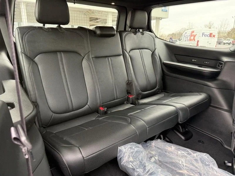 New 2026 Silver-Zynith Exterior Paint Jeep Limited Altitude image 6