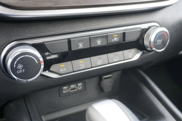 Used 2025 WHITE Nissan SV image 29