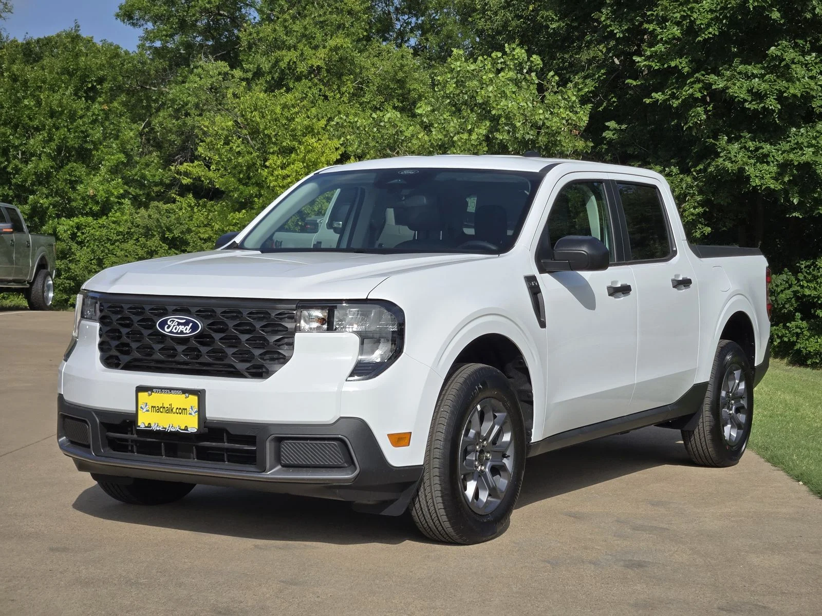 New 2026 Oxford White Ford XLT image 2