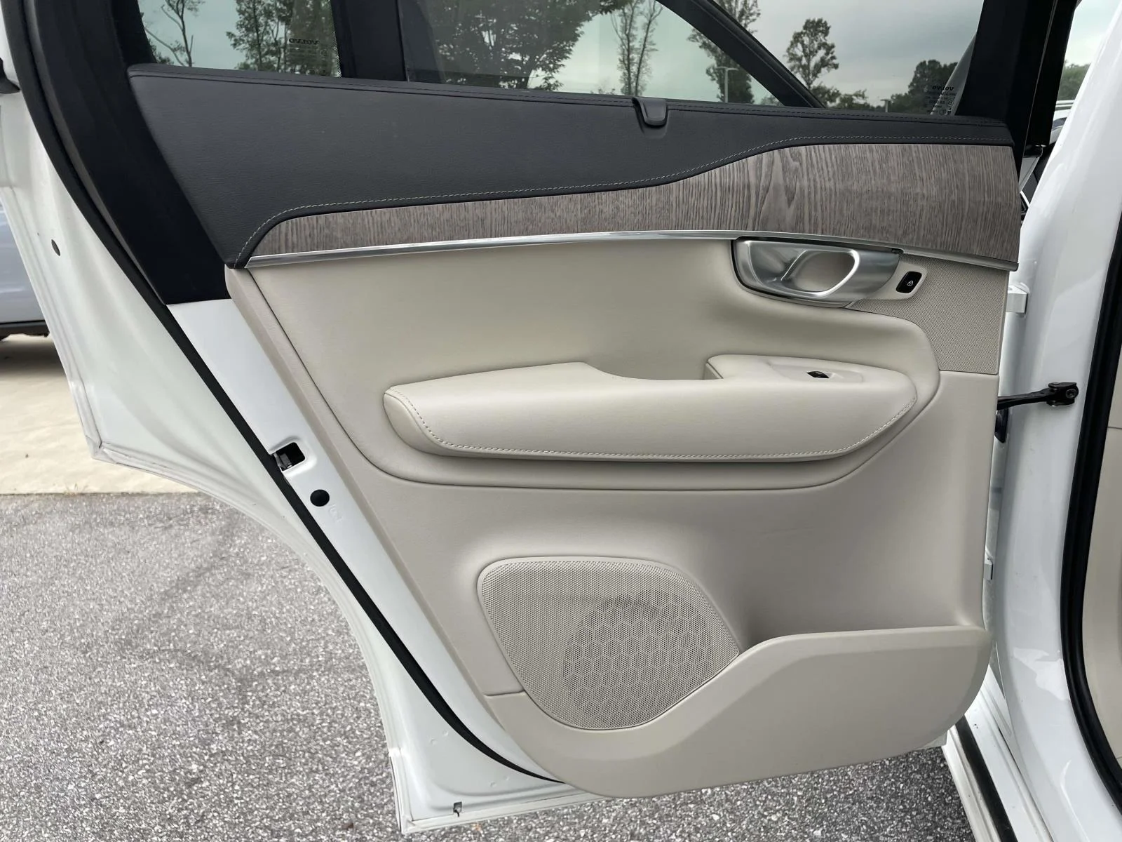 Used 2024 Crystal White Metallic Volvo Ultimate Bright Theme image 2