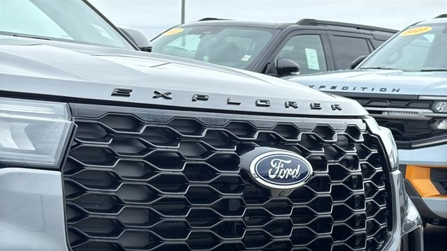New 2026 Carbonized Gray Metallic Ford ST-Line image 3
