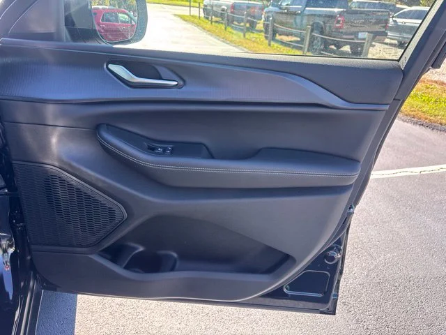 New 2027 High-Gloss Black Paint Jeep Laredo X image 9