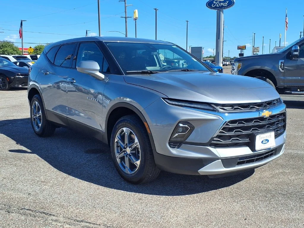 Used 2025 Gray Chevrolet LT image 3