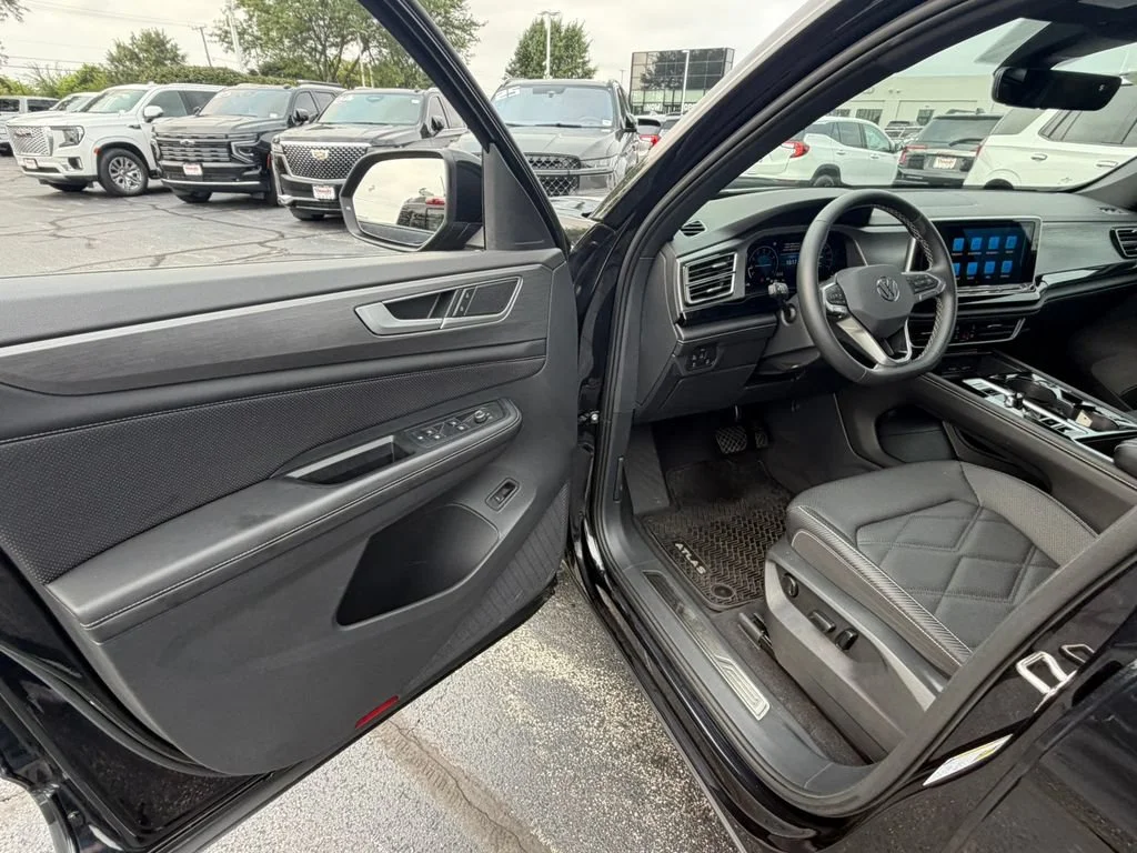 Used 2024 Black Volkswagen 2.0T SE w/Technology image 22