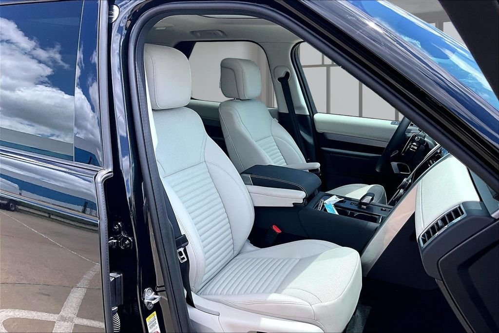 Used 2025 Black Land Rover Dynamic SE image 7