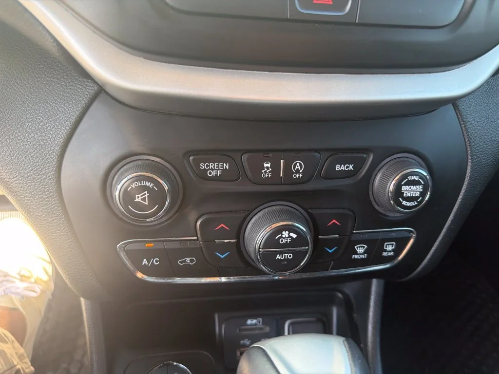 Used 2015 Gray Jeep Trailhawk image 16