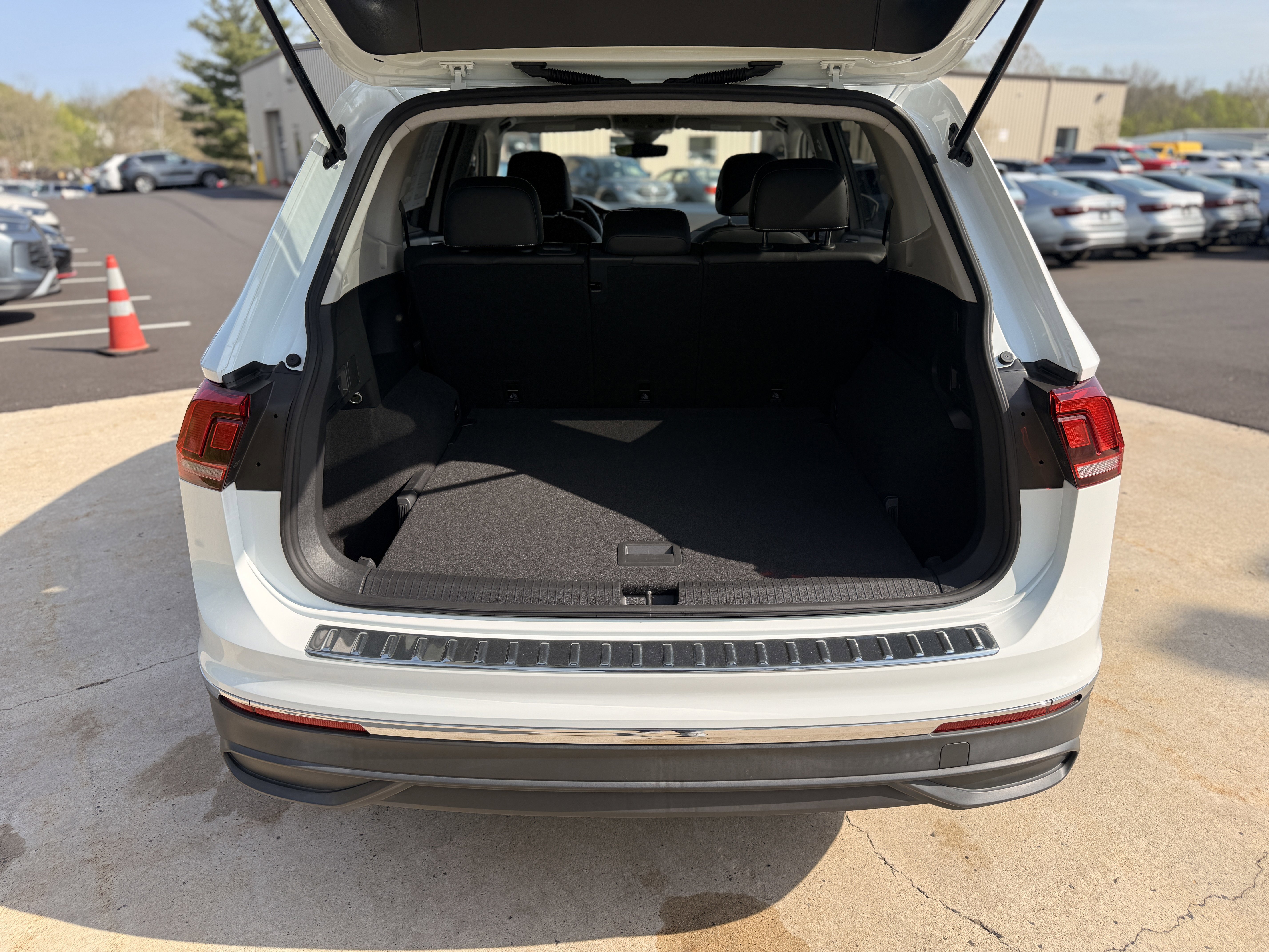 Used 2022  Volkswagen SE image 12