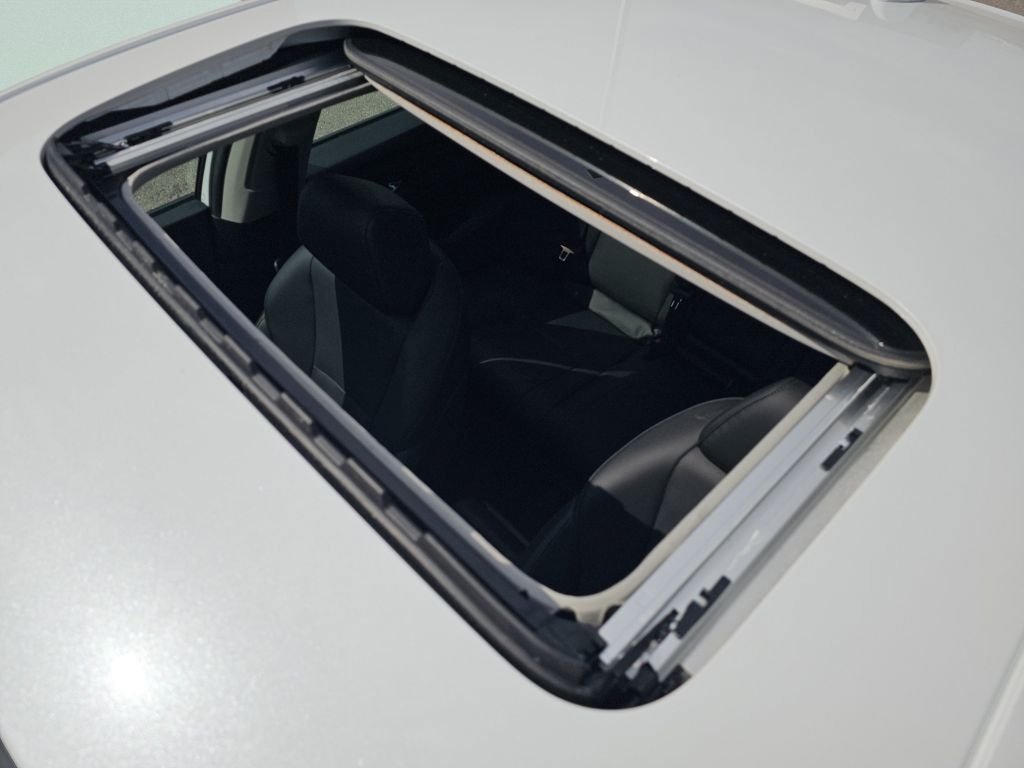 Certified Used 2025 White Honda Touring image 9